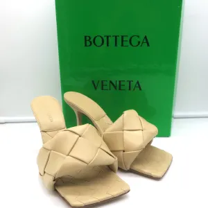 Bottega Veneta Lido Mule Sandals Beige Intrecciato Leather Size 37.5 NEW