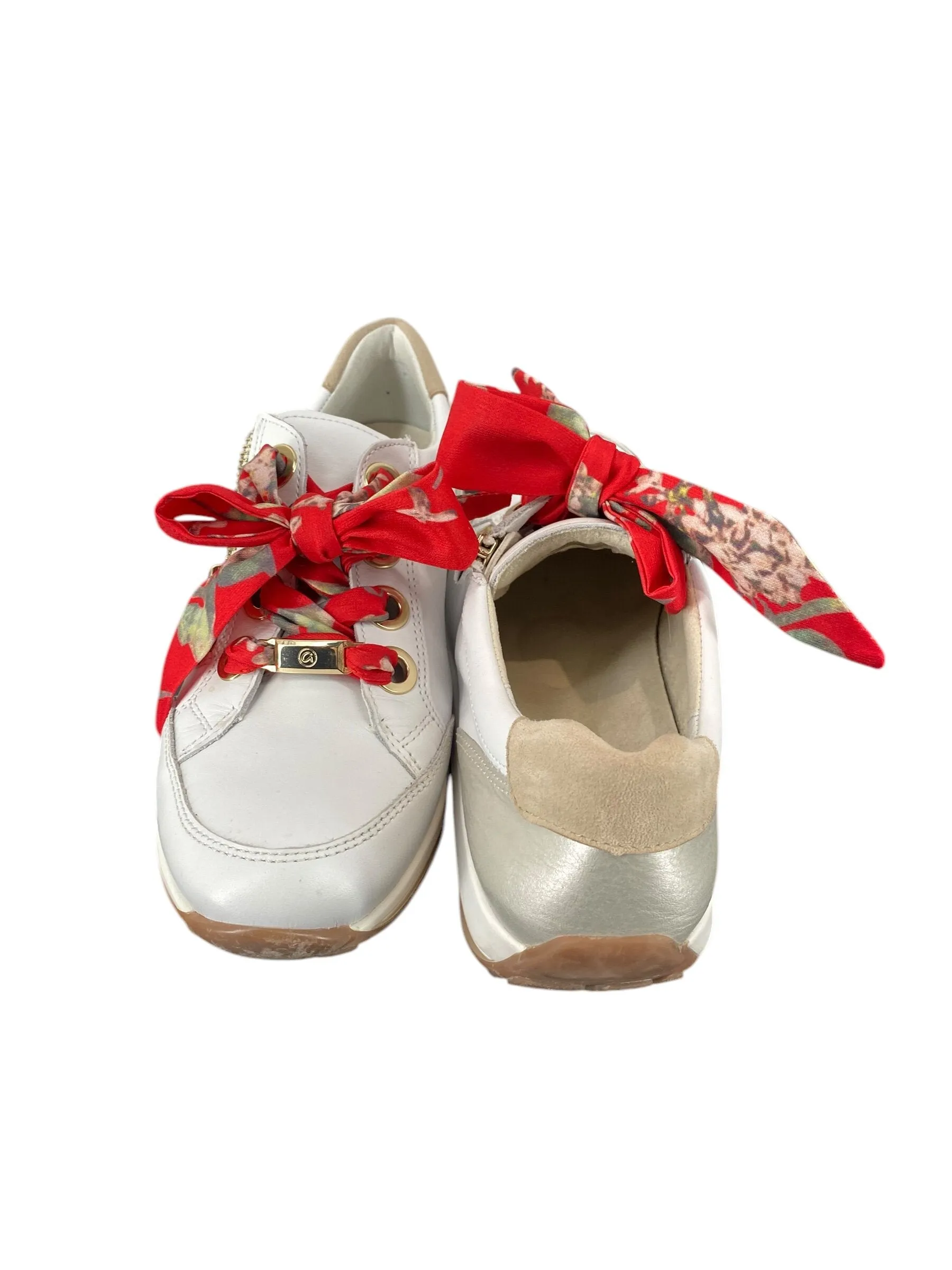Shoes Sneakers By Clothes Mentor  Size: 6