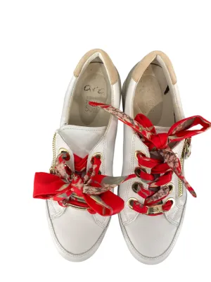 Shoes Sneakers By Clothes Mentor  Size: 6